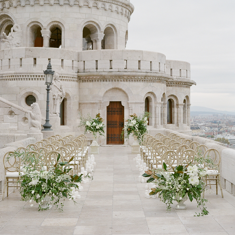 A Green&White Fall Wedding in Budapest